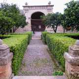 ...e tramite un cancelletto entriamo al particolare ninfeo: un giardino-aranceto cinto da mura ispirato alle residenze dell�antica Roma